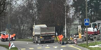 Aus noch unbekannten Gründen fuhr eine 13-jährige Velofahrerin in einen stehenden Lastwagen. Sie musste ins Spital gebracht werden.
