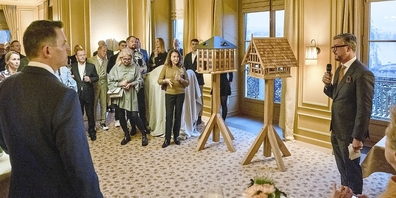 David Hauptmann als Geschäftsleiter und VR-Präsident von Nobilis Estate AG begrüsste die rund 70  Gäste in nobler Umgebung. In der Mitte die beiden Vogelhaus-Typen, die bis zu Fr. 2000.– kosten. 