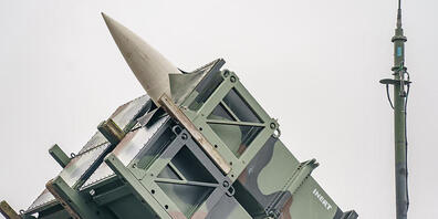 ARCHIV - Ein gefechtsbereites Flugabwehrraketensystem vom Typ «Patriot» des Flugabwehrraketengeschwaders 1 der Bundeswehr steht auf dem Flugfeld des Militärflughafens. (zu dpa «Scholz erneuert Flugabwehr-Angebot an Polen») Foto: Axel Heimken/dpa