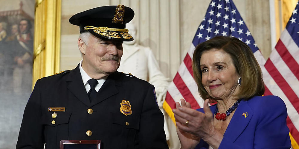Die Sprecherin des Repräsentantenhauses, Nancy Pelosi (Kalifornien), applaudiert dem Chef der US-Kapitolpolizei, J. Thomas Manger, während einer Zeremonie zur Verleihung der Congressional Gold Medal zu Ehren von Polizeibeamten, die das US-Kapitol ...
