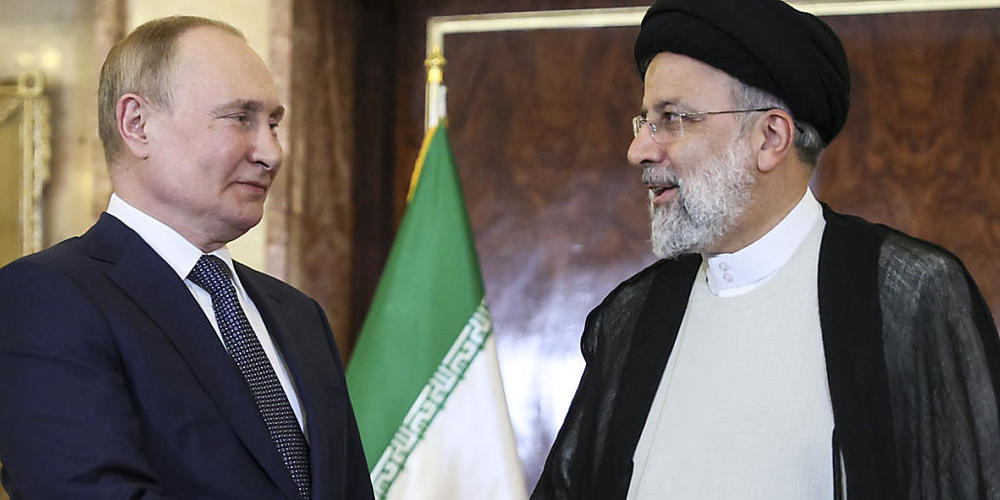 ARCHIV - Das von der staatlichen russischen Nachrichtenagentur Sputnik über AP veröffentlichte Bild zeigt Kremlchef Wladimir Putin (l) und Irans Präsident Ebrahim Raisi  am 18.07.2022 bei Gesprächen in Teheran. Foto: Sergei Savostyanov/Pool Sputni...