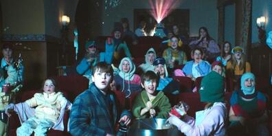 Was passiert, wenn plötzlich alle Eltern weg sind? Der schweizerisch-niederländische Weihnachtsfilm "Hotel Sinestra" zeigt ab Donnerstag ein mögliches Szenario.