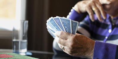 In der Schweiz können viele Menschen im Ruhestand weiter sparen. Laut einer Studie der Swiss Life ist zudem eine Mehrheit der Rentner gewillt, Ersparnisse zu vererben.(Symbolbild)