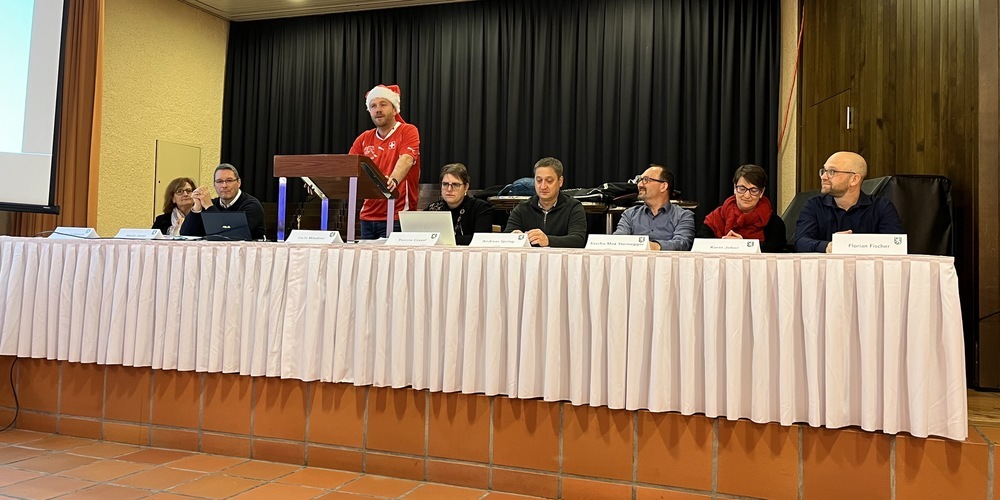 Gemeindepräsident Carlo Wiedmer in Samichlaus- und Fussball-Montur.