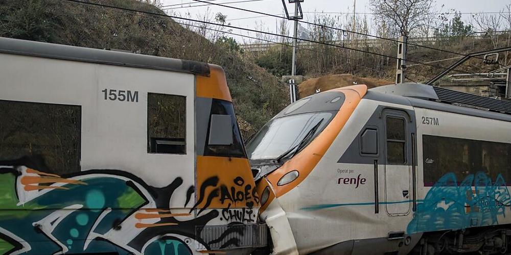 Blick auf die Kollisionsstelle zweier Züge im Bahnhof Montcada i Reixac. Foto: Lorena Sopêna/EUROPA PRESS/dpa