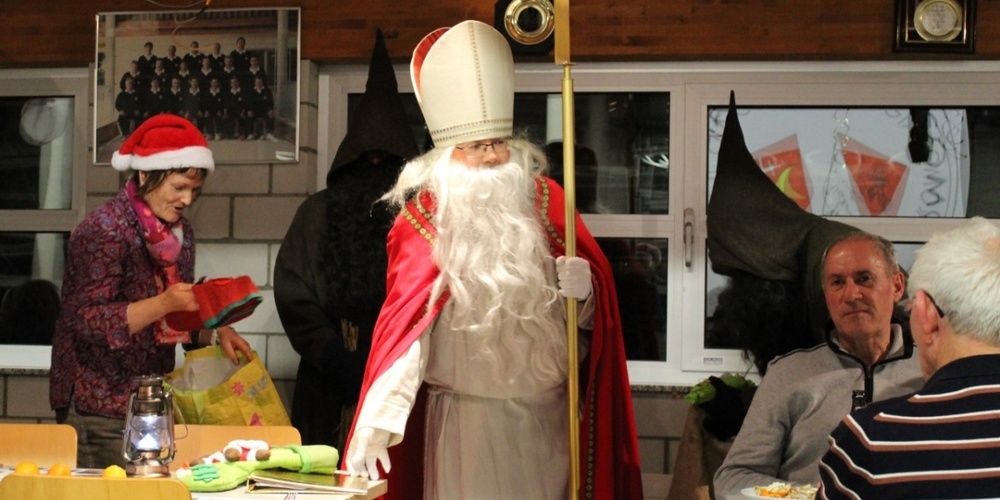 Der Samichlaus kam mit einem goldenen Buch, die Schmutzli mit Fitzen.