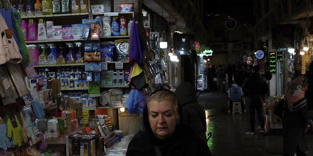 Eine Frau geht am Montag durch den Tajrish-Basar im Norden Teherans. Foto: Vahid Salemi/AP/dpa
