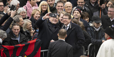Der neu gewählte Bundesrat Albert Rösti, rechts, freut sich über seine Wahl in den Bundesrat.