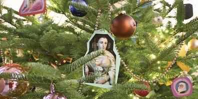 Der Baum «Ohne mit» von Vreni Spieser steht nackt da, während die Kugeln ohne Halterungen am Boden liegen. Diese zieren den Baum «Mit ohne». 