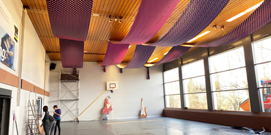 Die Fussböden in der Aula und in der Turnhalle wurden verlegt und die Dekorationen aufgehängt respektive angebracht.