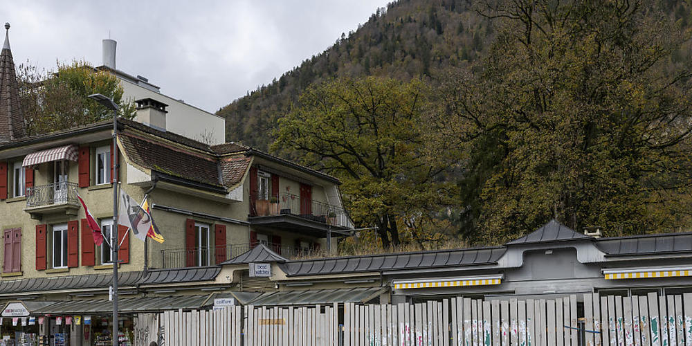 Im Oktober 2020 wurde der Wirt des bekannten Interlakner Lokals Des Alpes in seiner Wohnung über dem Restaurant erschlagen.