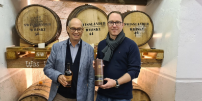 Die beiden Whiskyspezialisten der Brauerei Arnold Graf (links) und Christoph Keel präsentieren die 7. Edition des Ribel Whisky