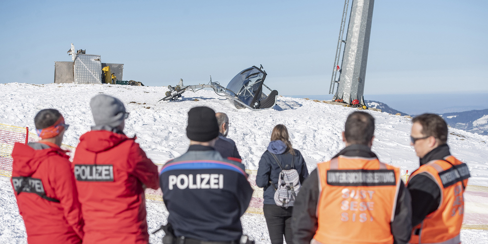 Polizei und Untersuchungsbehörden inspizieren den Ort des Sesselabsturzes.