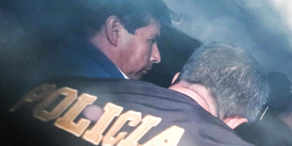Perus gestürzter Präsident Pedro Castillo wird auf das Polizeirevier in Lima eskortiert. Foto: Renato Pajuelo/AP/dpa