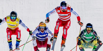 Luftkampf Mann gegen Mann im Skicross: Die Schweizer Jonas Lenherr (gelbe Startnummer) und der Olympiasieger Ryan Regez (rot) verschaffen sich auf den ersten Wellen nach dem Start eine gute Ausgangslage.