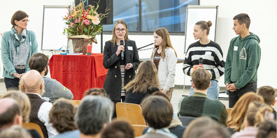 Andrea Galli und die vier Herisauer Jugendlichen in den Räumlichkeiten der Messe Luzern.