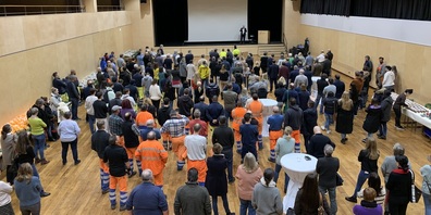 Über 440 Augen sind auf Stadtpräsident Thomas Niederberger gerichtet: In seiner Rede zog er Bilanz über 2022 und forderte im neuen Jahr eine bessere Zusammenarbeit auf allen Stufen.