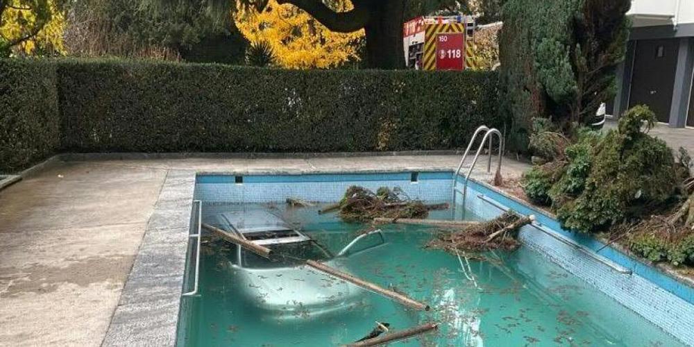 In diesen Pool im waadtländischen Clarens stürzte eine 88-jährige Frau mit einem Auto.