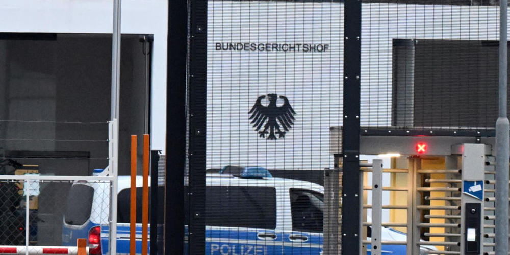 Ein Polizeifahrzeug steht in der Außenstelle des Bundesgerichtshof (BGH). Am 07.12.2022 gab es Razzien und Festnahmen in der Reichsbürgerszene. Beim BGH finden dazu Haftprüfungen statt. Foto: Uli Deck/dpa