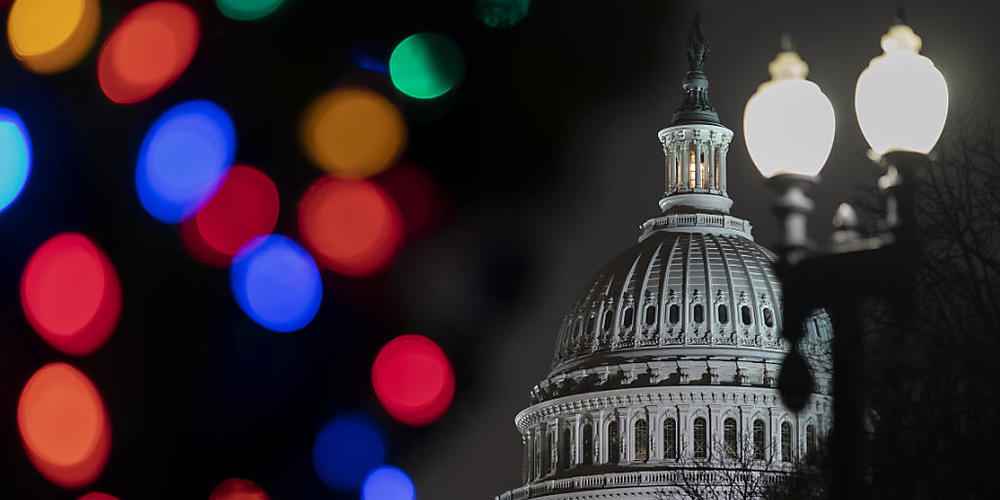 Das Kapitol ist am Mittwochabend inmitten der Feiertagsbeleuchtung zu sehen, während das Repräsentantenhaus an der Verabschiedung des "Respect for Marriage Act" arbeitet. Foto: J. Scott Applewhite/AP/dpa