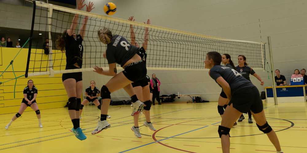 Rheno Aussenangreiferin Isabella Gassner mit einem dynamischem Angriff in die Blocklücke des Gegners.