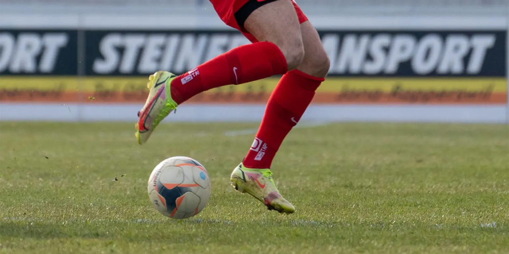 Das Duell verspricht Fussballfreude pur. (Symbolbild)