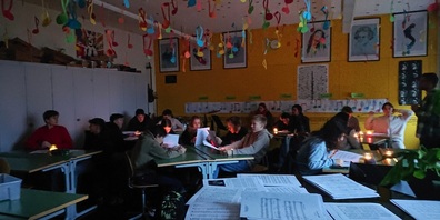 Überraschung für die Schülerinnen und Schüler: Gymnasium Friedberg, Gossau, heute ohne Strom. In den Klassen wurde das Thema sofort aufgenommen und diskutiert. Schnell wurde dabei klar, dass ohne Strom nicht mehr viel  und "ohne Internet gar nichts mehr geht". 