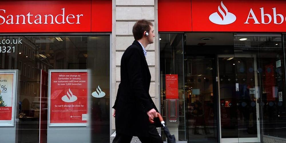 Eine Filiale von Santander in London: Die Bank hat im UK eine Busse erhalten (Symbolbild).