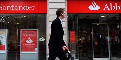 Eine Filiale von Santander in London: Die Bank hat im UK eine Busse erhalten (Symbolbild).