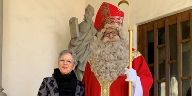Cornelia Munz begrüsst den St. Nikolaus.