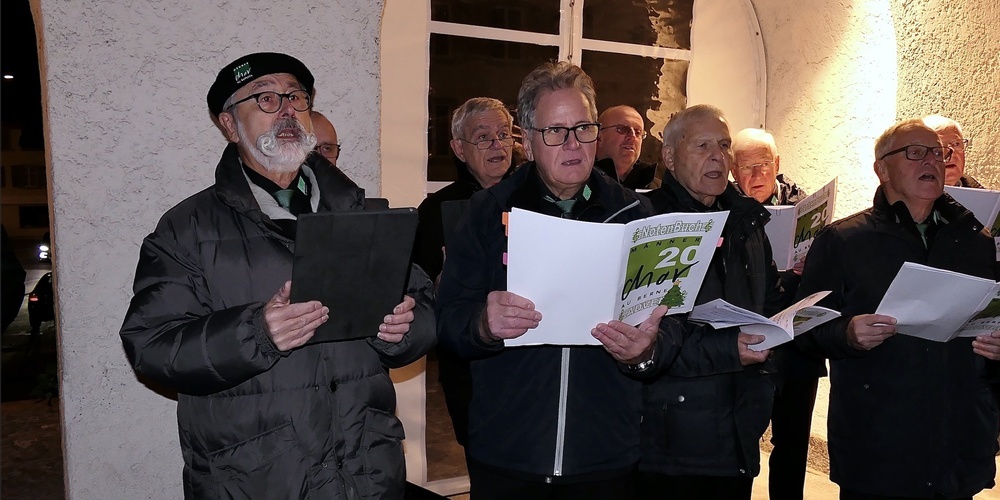 Heller die Stimmen nie klingen,  als zu der Weihnachtszeit