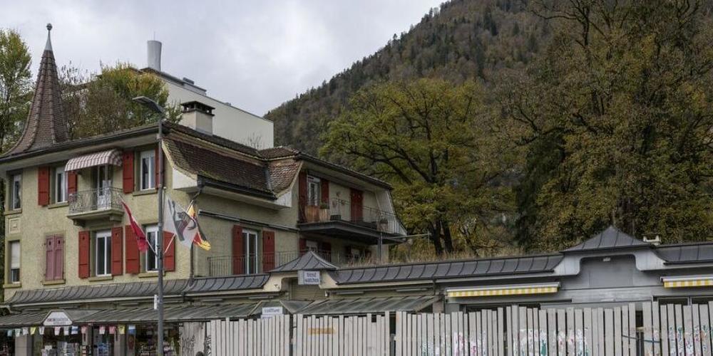 In dieser Liegenschaft in Interlaken wurde im Oktober 2020 ein beliebter Wirt mit einem Baseballschläger erschlagen.