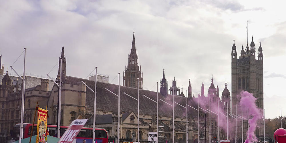 Angestellte der Royal Mail protestieren vor dem Parlament in London.