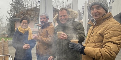 Geniessen die feine, "stromlos" gekochte Gerstensuppe (v.l.): Andrea Bogensperger (Prorektorin), Roger Künzle (Betriebswirtschaftlicher Leiter), Dr. Lukas Krejčí (Rektor) und Dr. Alexander Rahm (Lehrperson Deutsch, Englisch)