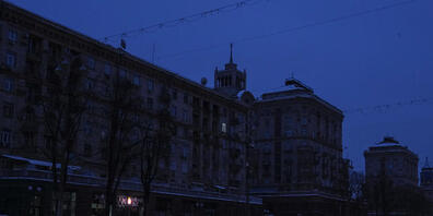 Autos fahren während eines Stromausfalls in Kiew eine Hauptstraße entlang. Foto: Efrem Lukatsky/AP/dpa