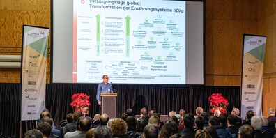 Über 150 Personen wohnten am 3. Innovationsforum Ernährungswirtschaft den verschiedenen Referaten bei (im Bild: Albert von Ow). Diese beschäftigten sich alle mit dem brandaktuellen Thema «Kreislaufwirtschaft als Lösung».