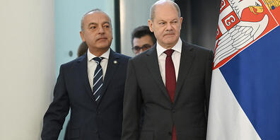 ARCHIV - Bulgariens Ministerpräsident Galab Donew (l) und Deutschlands Bundeskanzler Olaf Scholz treffen sich anlässlich des Westbalkan-Gipfels im November. Foto: Britta Pedersen/dpa