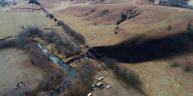 Durch ein Leck in einer Pipeline in den USA sind offenbar mehr als zwei Millionen Liter Öl ausgelaufen. Das Austreten des Öls aus der Keystone-Pipeline im US-Bundesstaat Kansas sei eingedämmt, erklärte am Freitag (Ortszeit) der kanadische Betreibe...