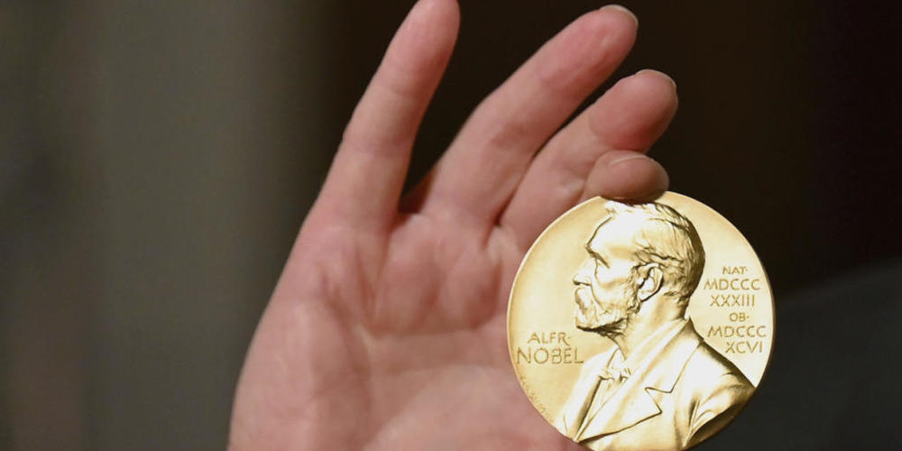 ARCHIV - Eine Nobelmedaille wird während einer Zeremonie in New York hochgehalten. Foto: Angela Weiss/Pool AP/dpa