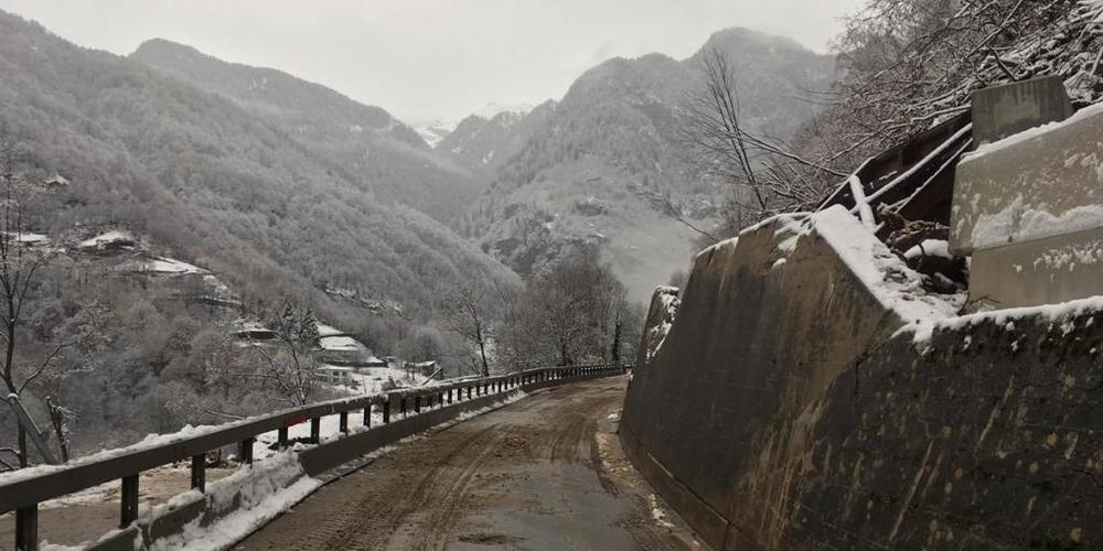 Die Calancatrasse zwischen Castaneda und Molina ist seit Freitagnachmittag wieder einspurig befahrbar. Sie war zuvor von einem Felssturz verschüttet worden.