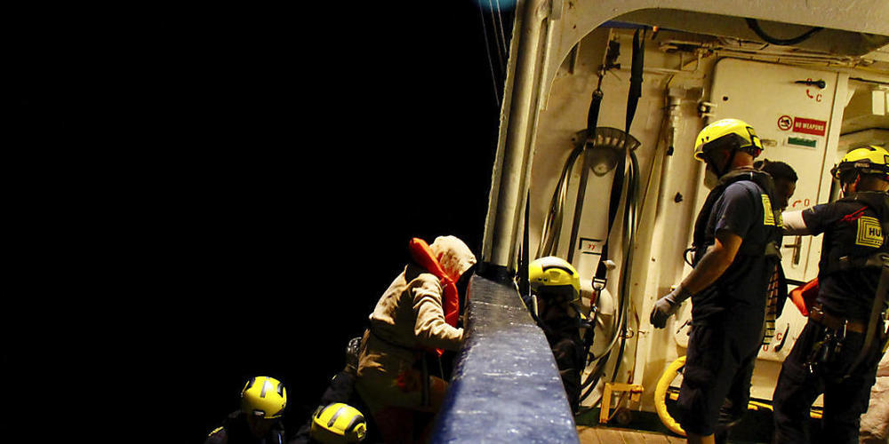 Migranten gehen an Bord eines Rettungsschiffes. Die Besatzung der Schiffe «Humanity 1» und «Louise Michel» haben in internationalen Gewässern vor der libyschen Küste Rettungsmissionen durchgeführt. Foto: Nicole Thyssen/SOS Humanity via Ap/dpa