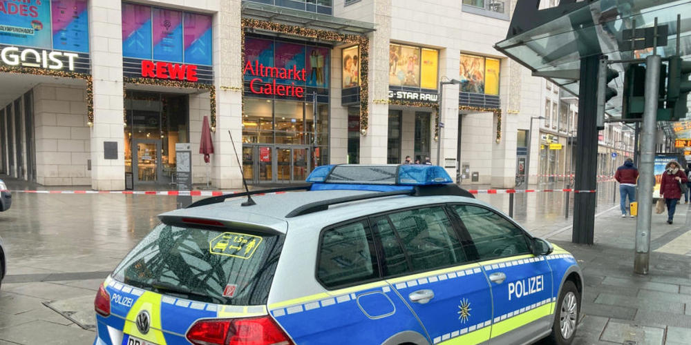 Die Polizei hat die Altmarktgalerie nach einer Geiselnahme abgesperrt. Foto: Jörg Schurig/dpa-Zentralbild/dpa