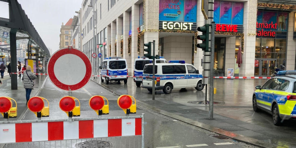 Die Polizei hat die Altmarktgalerie in Dresden nach einer Geiselnahme abgesperrt. Foto: Jörg Schurig/dpa-Zentralbild/dpa