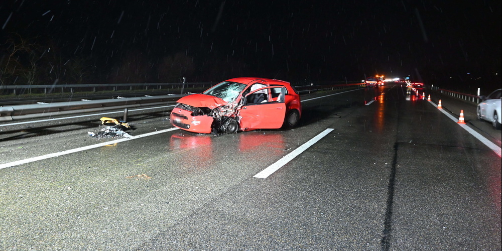 Eine 61-jährige Frau war mit ihrem Auto mutmasslich als Geisterfahrerin unterwegs von Oberbüren Richtung Wil. Sie prallte frontal gegen den korrekt entgegenkommenden Lieferwagen eines 31-jährigen Mannes. Beide wurden verletzt und durch den Rettungsdienst ins Spital gebracht. 