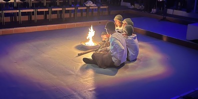 Die Hirten sitzen um das Feuer und sinnieren über diese seltsame Nacht.