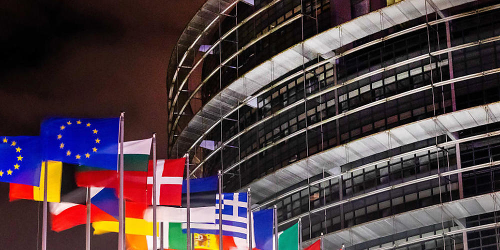 ARCHIV - Die Flaggen der europäischen Mitgliedsstaaten wehen vor dem Gebäude des Europäischen Parlaments in Strasbourg. Das EU-Parlament steht im Fokus umfangreicher Korruptionsermittlungen belgischer Ermittler. Foto: Philipp von Ditfurth/dpa