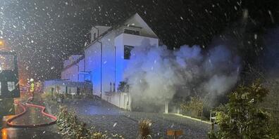 Beim Brand in einer Tiefgarage in Wolfhausen ZH entstand ein Sachschaden von mehreren 100'000 Franken. Die Rettungskräfte mussten schlafende Hausbewohner aufwecken und evakuieren.