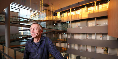 PRODUKTION - Der Leipziger Mediziner Svante Pääbo steht im Max-Planck-Institut für evolutionäre Anthropologie. Foto: Jan Woitas/dpa