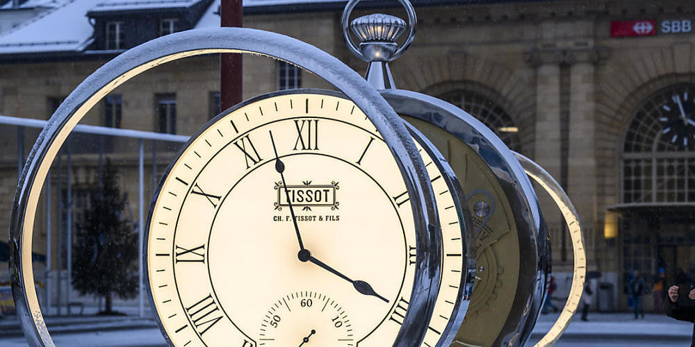 Die neu eingeweihte Uhr auf dem Bahnhofsplatz von La Chaux-de-Fonds soll die Uhrmacherei in der Region feiern.