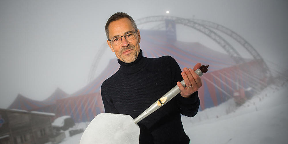 Die Arosa Humorschaufel wurde 2022 an den Präsidenten des FC St. Gallen, Matthias Hüppi, verliehen.
